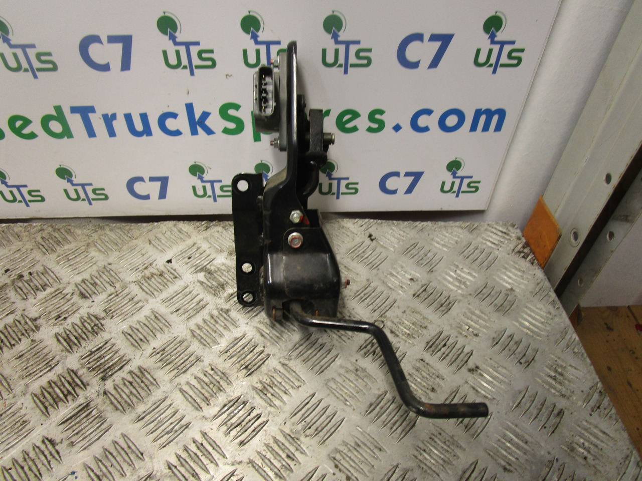 MITSUBISHI FUSO THROTTLE PEDAL UNIT COMPLETE INCLUDING SENSOR MK386457 - Cabine et intérieur pour Camion: photos 1 MITSUBISHI FUSO THROTTLE PEDAL UNIT COMPLETE INCLUDING SENSOR MK386457 - Cabine et intérieur pour Camion: photos 1