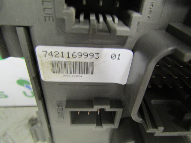 RENAULT MIDLUM DXI FUSE BOARD P/NO 7421169993-01 - Système électrique pour Camion: photos 3 RENAULT MIDLUM DXI FUSE BOARD P/NO 7421169993-01 - Système électrique pour Camion: photos 3