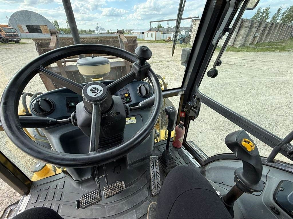 Tractopelle New Holland LB 110 B-4PT: photos 17