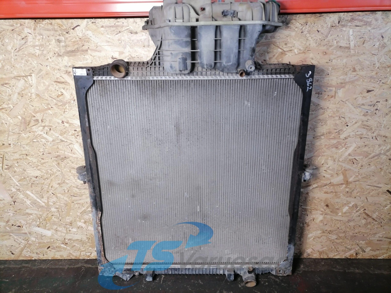 MAN Cooling radiator 81061016512 - Radiateur pour Camion: photos 1 MAN Cooling radiator 81061016512 - Radiateur pour Camion: photos 1