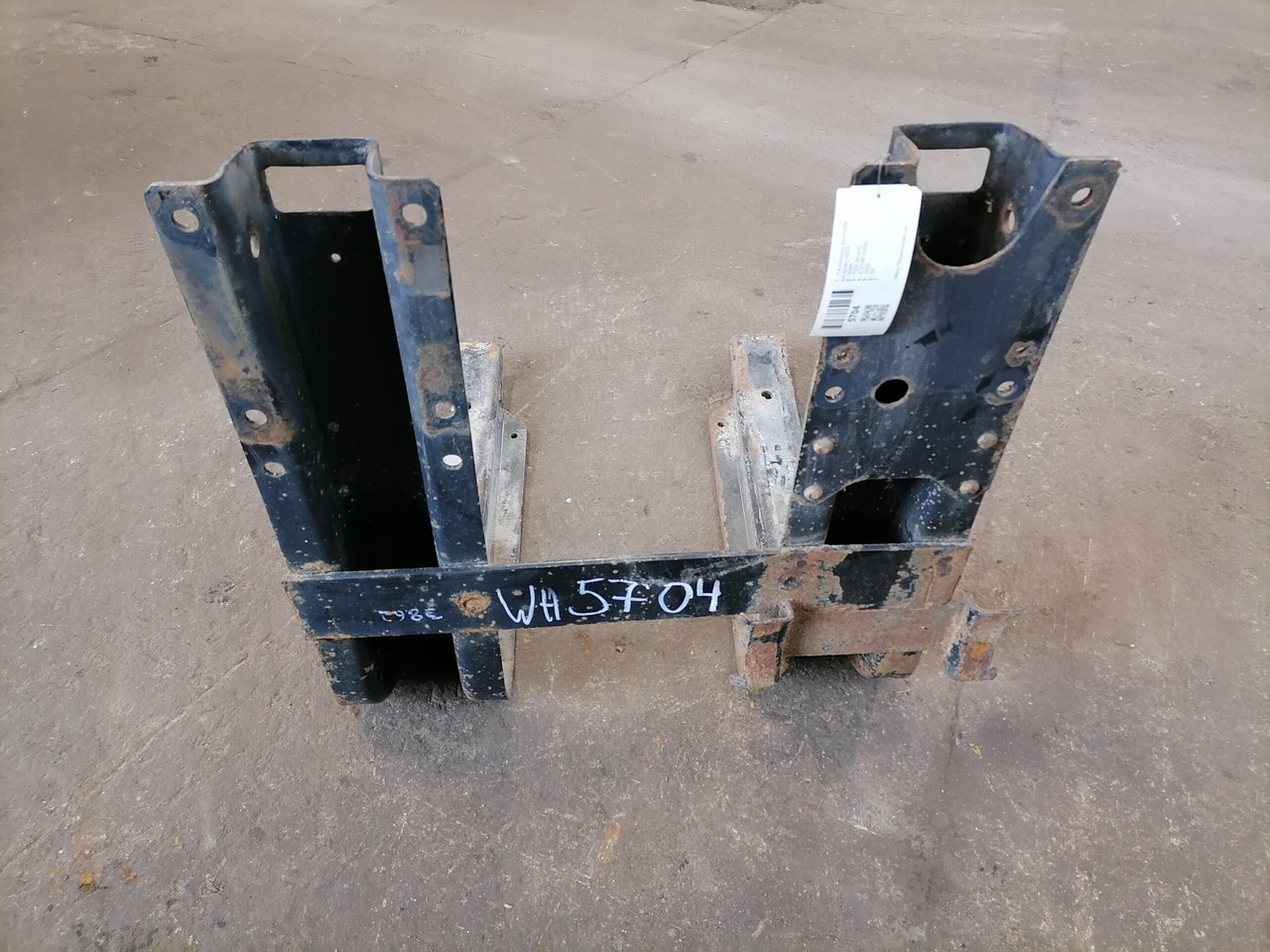 MAN Fuel tank bracket 81418015492 - Réservoir de carburant pour Camion: photos 3 MAN Fuel tank bracket 81418015492 - Réservoir de carburant pour Camion: photos 3