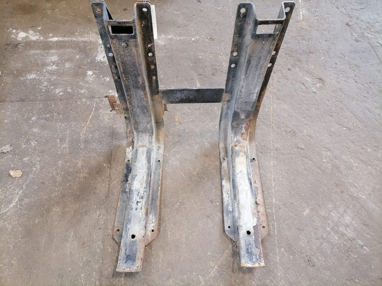 MAN Fuel tank bracket 81418015492 - Réservoir de carburant pour Camion: photos 2 MAN Fuel tank bracket 81418015492 - Réservoir de carburant pour Camion: photos 2