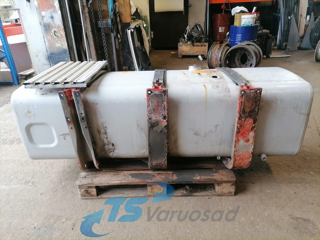 MAN Kütusepaak 780L 81122015608 - Réservoir de carburant pour Camion: photos 4 MAN Kütusepaak 780L 81122015608 - Réservoir de carburant pour Camion: photos 4