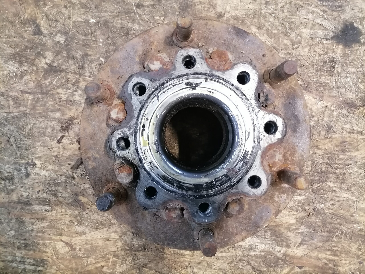 MB Atego truck with wheel hub A9703560301 - Pièce universelle pour Camion: photos 4 MB Atego truck with wheel hub A9703560301 - Pièce universelle pour Camion: photos 4