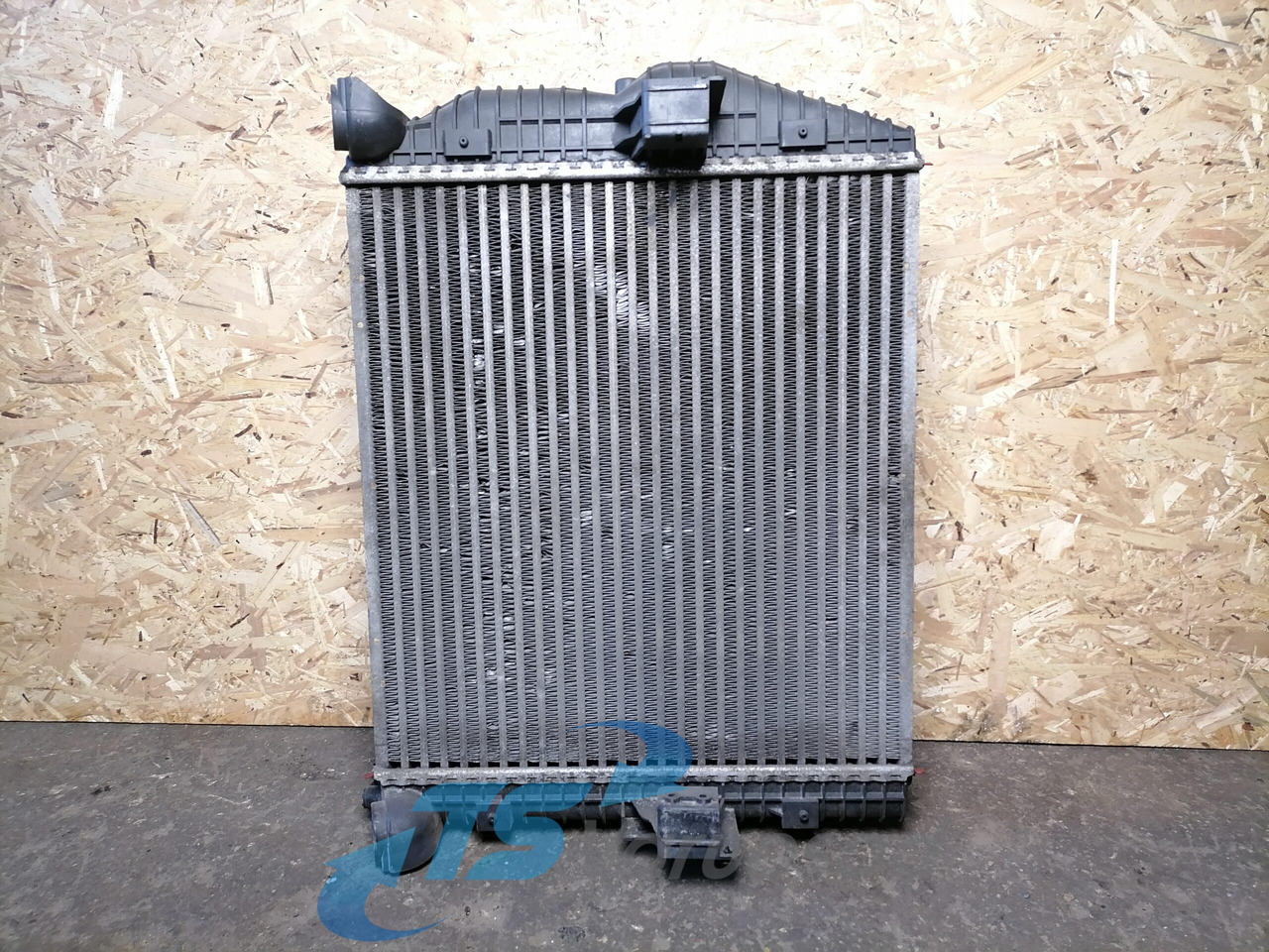 MB Intercooler radiator A9705000604 - Intercooler pour Camion: photos 2 MB Intercooler radiator A9705000604 - Intercooler pour Camion: photos 2
