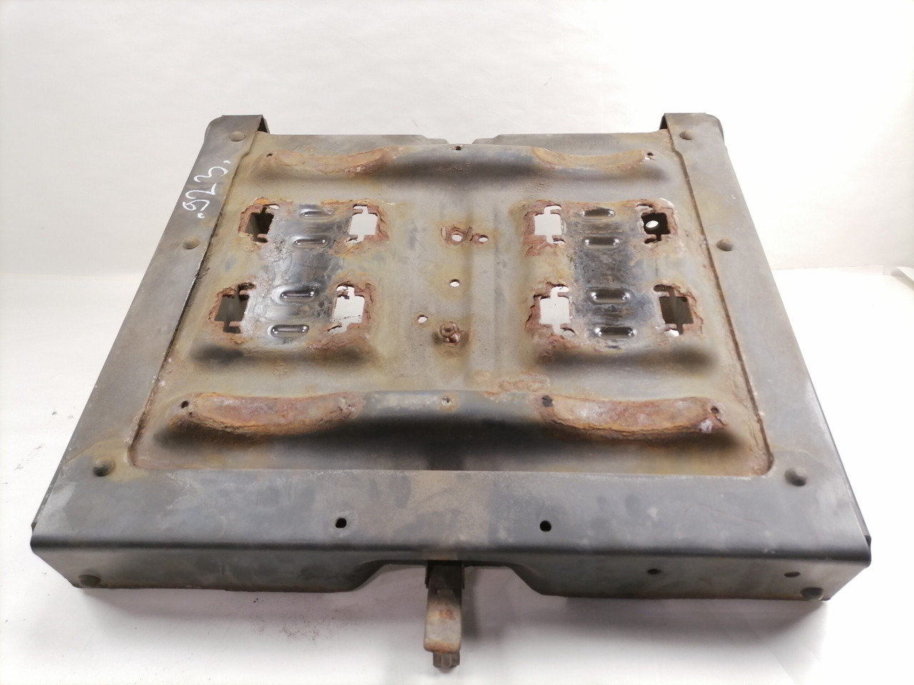 Mercedes-Benz Battery box A9605400221 - Accumulateur pour Camion: photos 4 Mercedes-Benz Battery box A9605400221 - Accumulateur pour Camion: photos 4