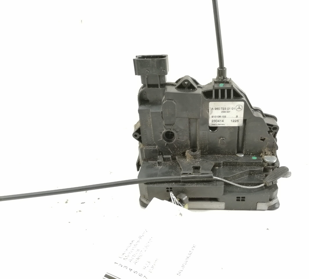 Mercedes-Benz Door lock A9607230101 - Portière et pièces pour Camion: photos 2 Mercedes-Benz Door lock A9607230101 - Portière et pièces pour Camion: photos 2