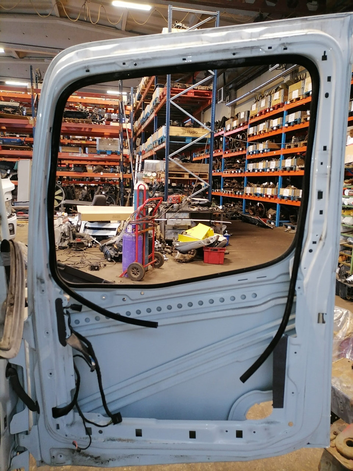 Mercedes-Benz MB uks, parem A9607202403 - Portière et pièces pour Camion: photos 2 Mercedes-Benz MB uks, parem A9607202403 - Portière et pièces pour Camion: photos 2