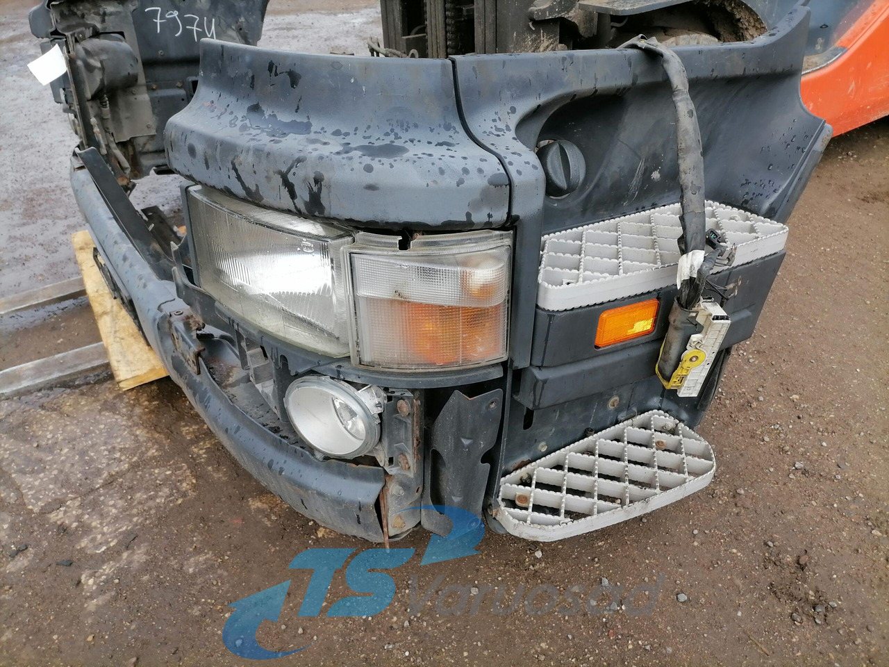 Scania Bumper 1736656 - Pare-chocs pour Camion: photos 4 Scania Bumper 1736656 - Pare-chocs pour Camion: photos 4