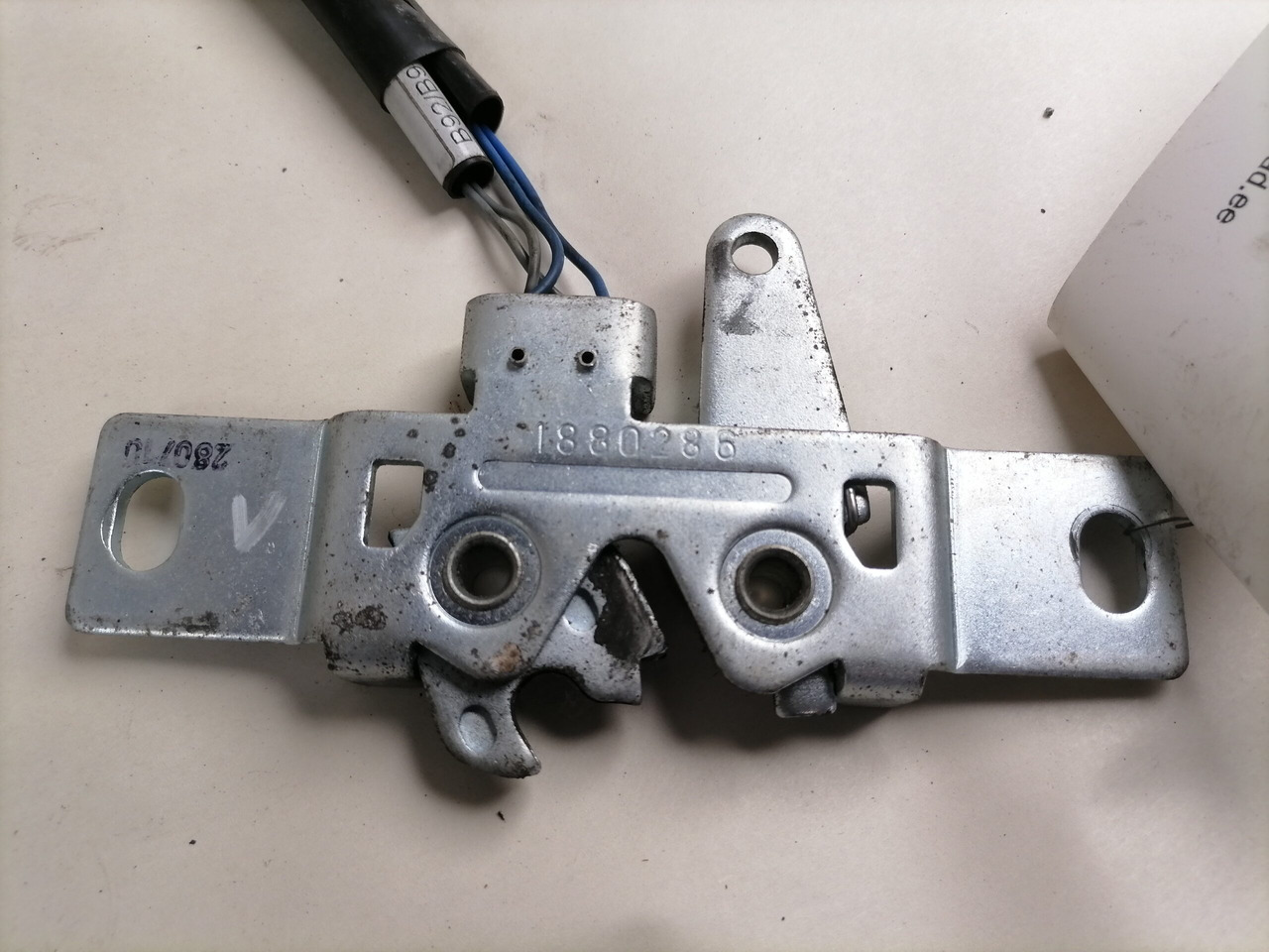 Scania Kabiini küljeluugi lukusti 1880286 - Pièce universelle pour Camion: photos 3 Scania Kabiini küljeluugi lukusti 1880286 - Pièce universelle pour Camion: photos 3