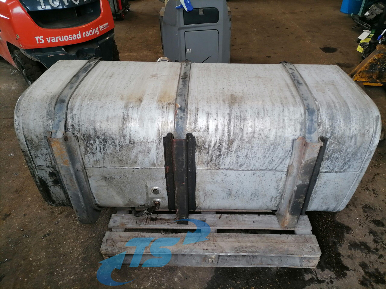 Scania Kütusepaak 700L 1517309 - Réservoir de carburant pour Camion: photos 3 Scania Kütusepaak 700L 1517309 - Réservoir de carburant pour Camion: photos 3