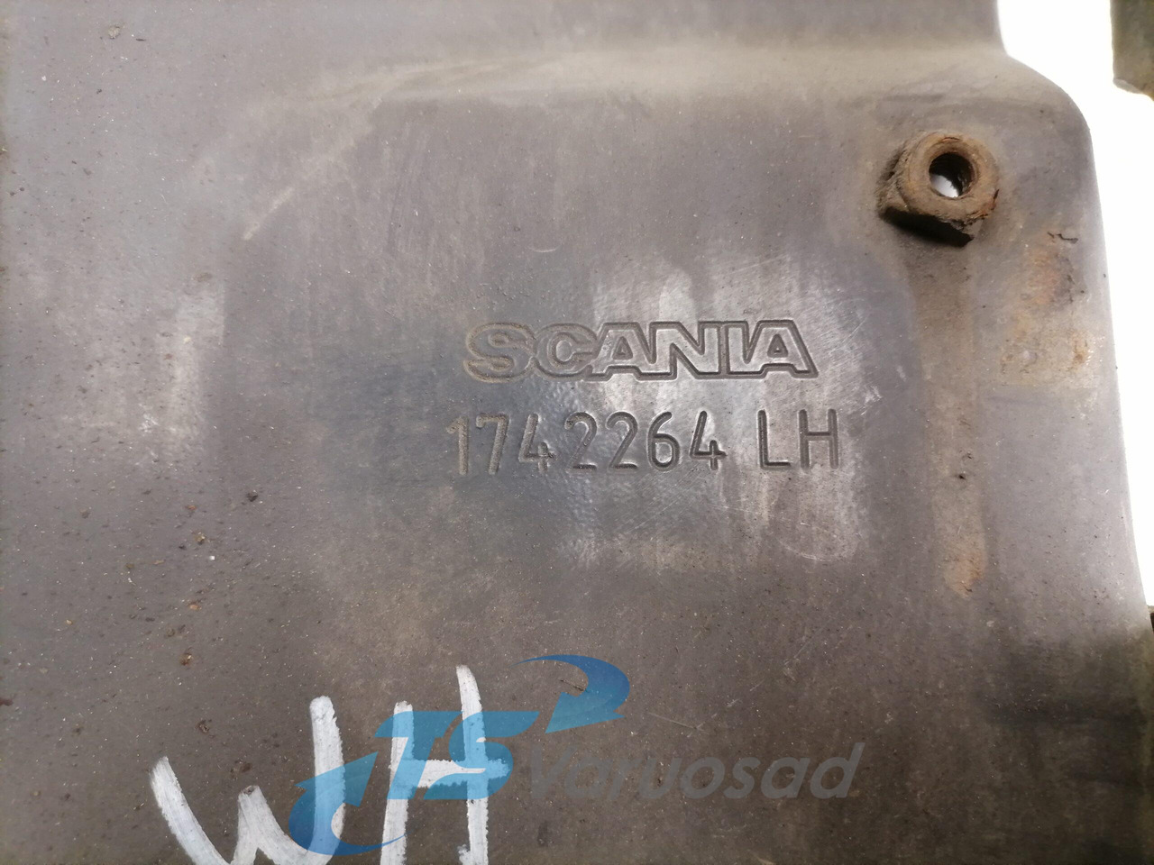 Scania lower grille carrier hinge 1742264 - Calandre pour Camion: photos 3 Scania lower grille carrier hinge 1742264 - Calandre pour Camion: photos 3