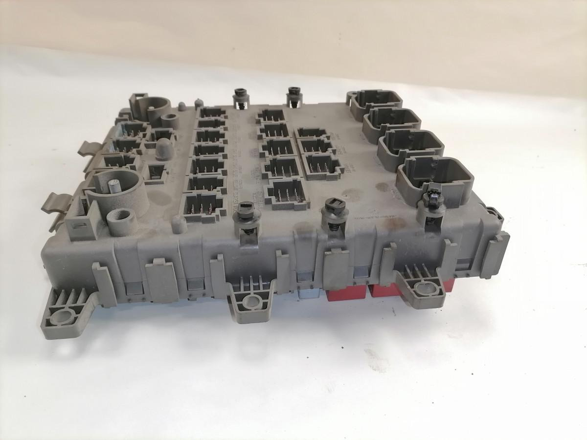 Volvo Central electric unit 5010590677 - Fusible pour Camion: photos 3 Volvo Central electric unit 5010590677 - Fusible pour Camion: photos 3