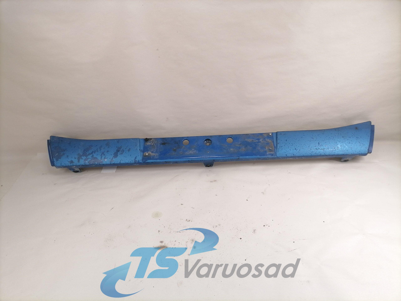 Volvo Front bumper cover plastic 82090733 - Aérodynamique/ Spoilers pour Camion: photos 1 Volvo Front bumper cover plastic 82090733 - Aérodynamique/ Spoilers pour Camion: photos 1