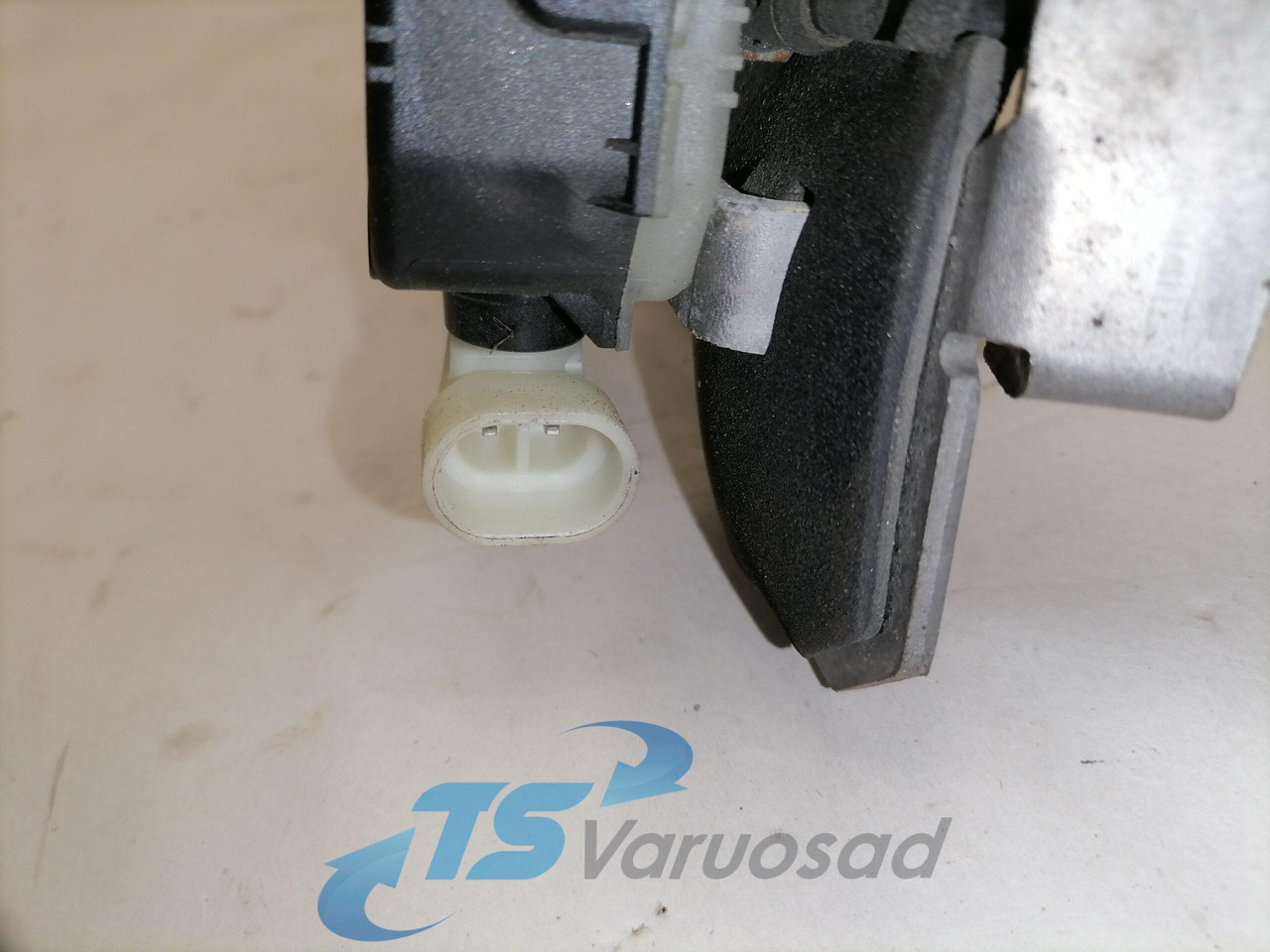 Volvo Iluvõre lukk 82208559 - Calandre pour Camion: photos 4 Volvo Iluvõre lukk 82208559 - Calandre pour Camion: photos 4