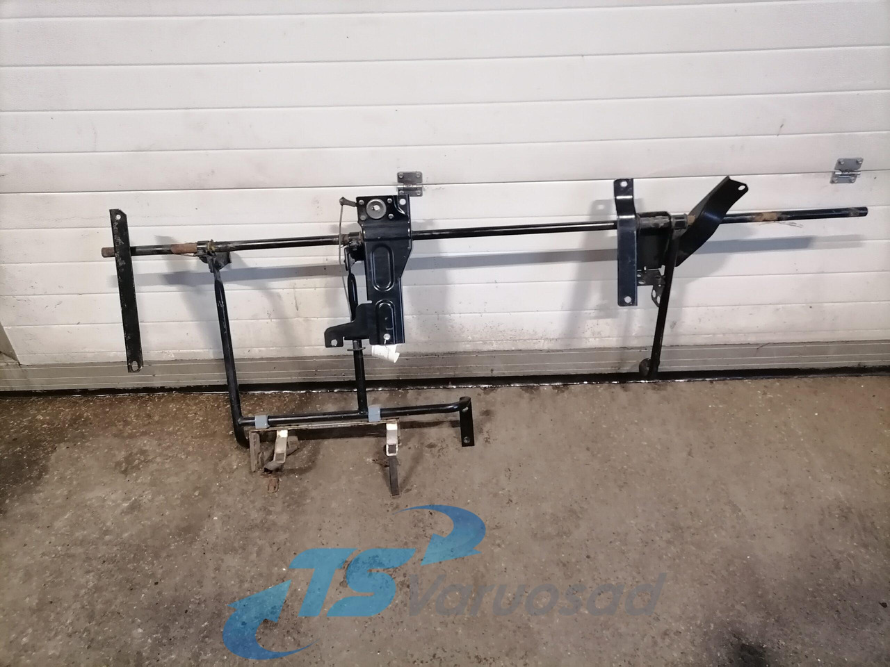 Volvo Kabiini tuulesuunaja kandur 82211420 - Pièce universelle pour Camion: photos 2 Volvo Kabiini tuulesuunaja kandur 82211420 - Pièce universelle pour Camion: photos 2