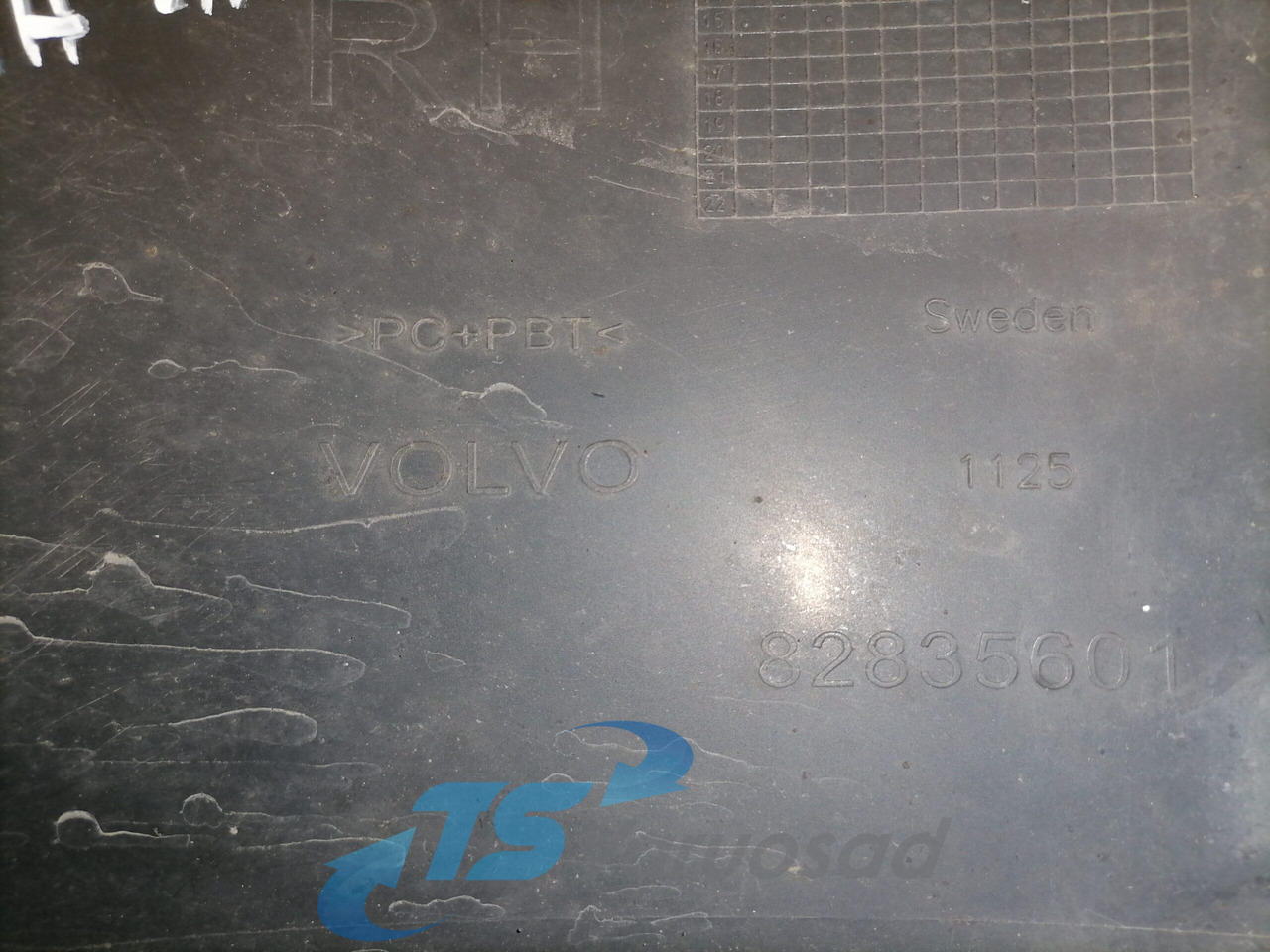 Volvo Plastikdetail 82835601 - Aérodynamique/ Spoilers pour Camion: photos 3 Volvo Plastikdetail 82835601 - Aérodynamique/ Spoilers pour Camion: photos 3