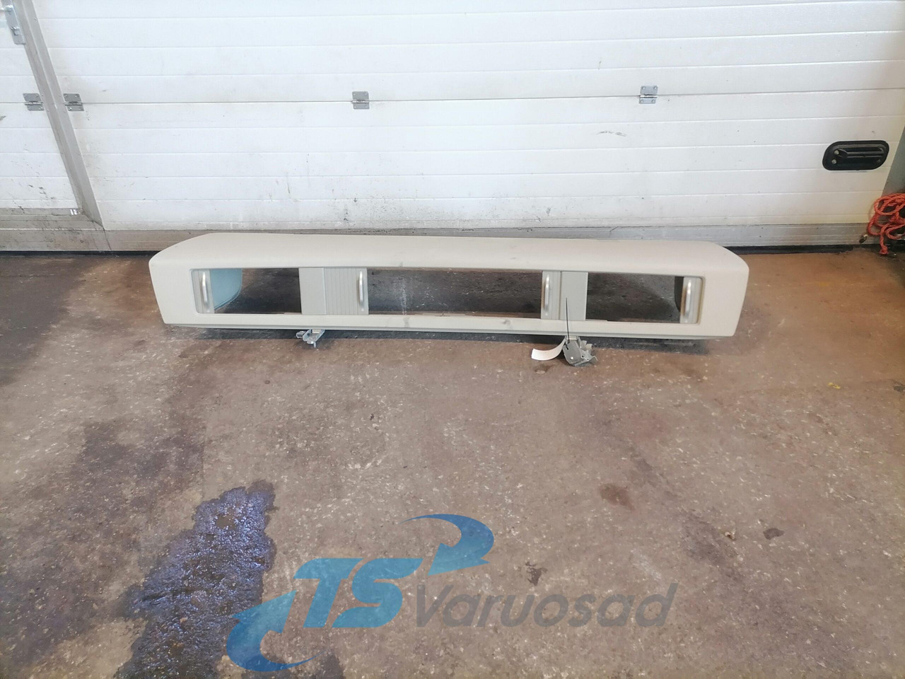 Volvo Salongi ülemine panipaik 82882811 - Pièce universelle pour Camion: photos 1 Volvo Salongi ülemine panipaik 82882811 - Pièce universelle pour Camion: photos 1