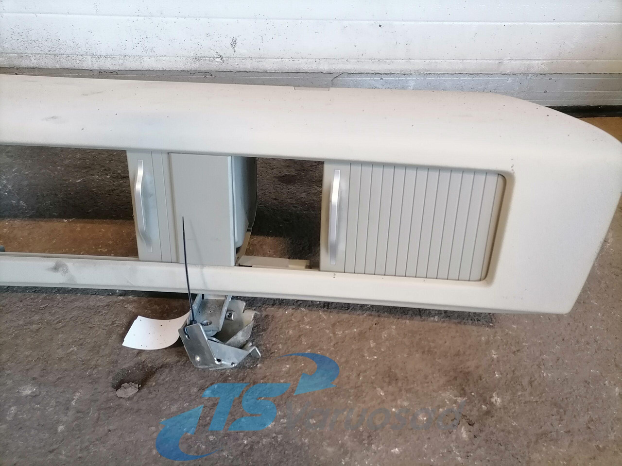 Volvo Salongi ülemine panipaik 82882811 - Pièce universelle pour Camion: photos 5 Volvo Salongi ülemine panipaik 82882811 - Pièce universelle pour Camion: photos 5