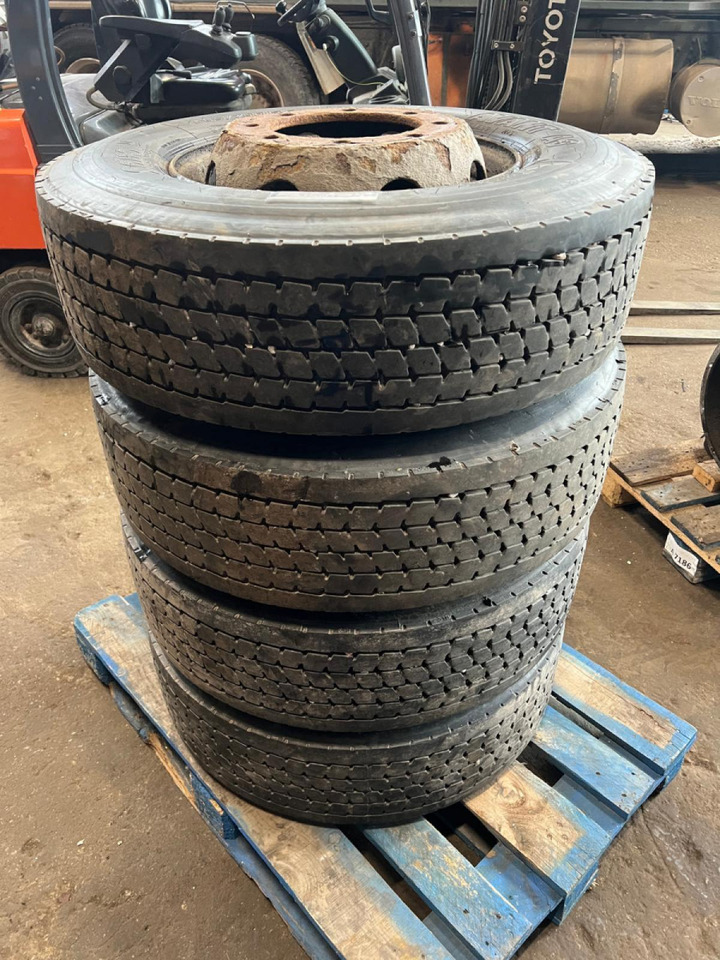 Volvo Sava avant A3 285/70R19.5 28570R195 - Pneus et jantes pour Camion: photos 2 Volvo Sava avant A3 285/70R19.5 28570R195 - Pneus et jantes pour Camion: photos 2