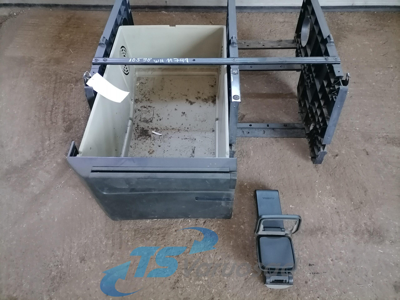 Volvo Voodialune panipaik 82174070 - Pièce universelle pour Camion: photos 3 Volvo Voodialune panipaik 82174070 - Pièce universelle pour Camion: photos 3