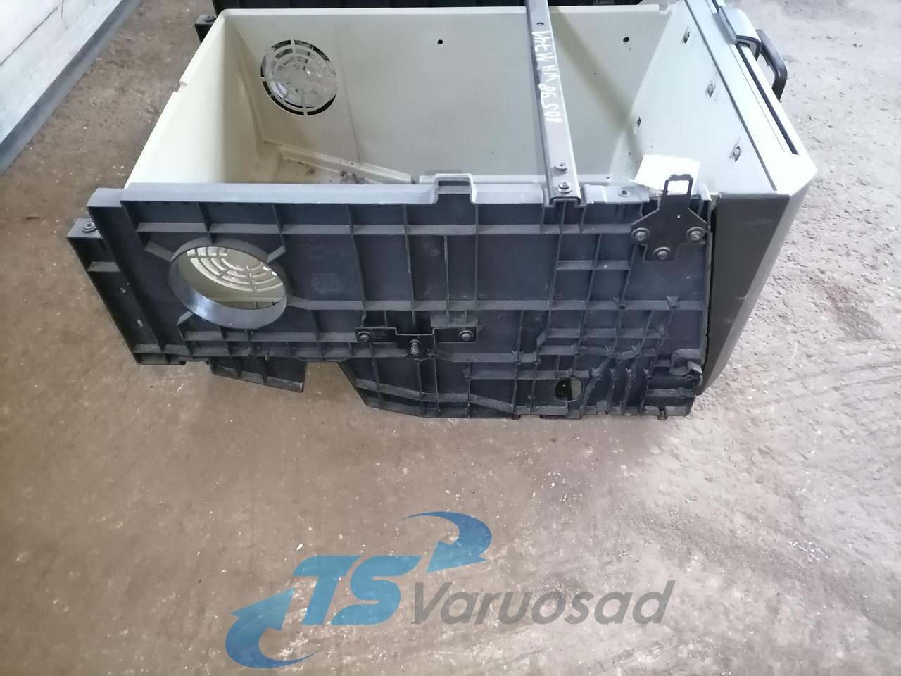 Volvo Voodialune panipaik 82174070 - Pièce universelle pour Camion: photos 4 Volvo Voodialune panipaik 82174070 - Pièce universelle pour Camion: photos 4