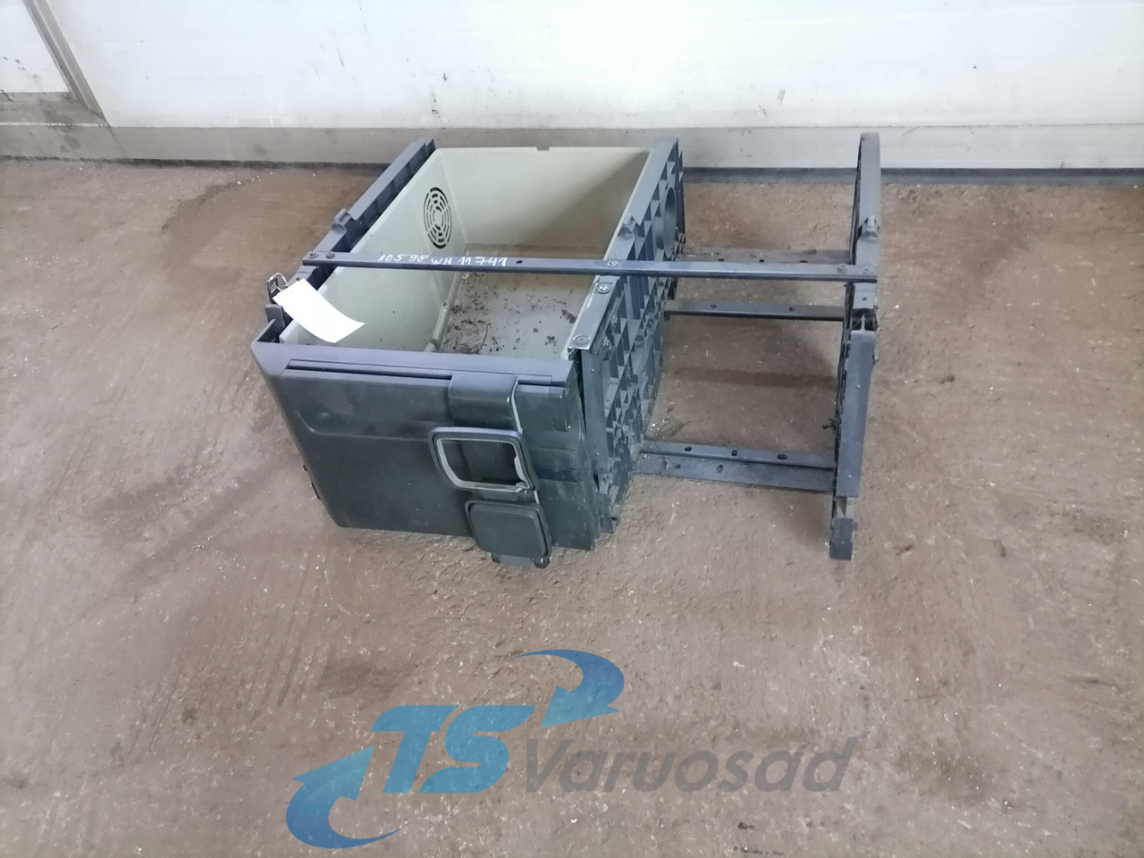 Volvo Voodialune panipaik 82174070 - Pièce universelle pour Camion: photos 1 Volvo Voodialune panipaik 82174070 - Pièce universelle pour Camion: photos 1