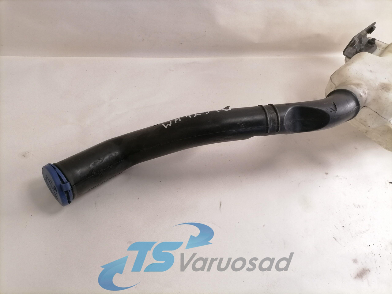 Volvo Windscreen washer fluid tank 84092259 - Essuie-glace pour Camion: photos 3 Volvo Windscreen washer fluid tank 84092259 - Essuie-glace pour Camion: photos 3