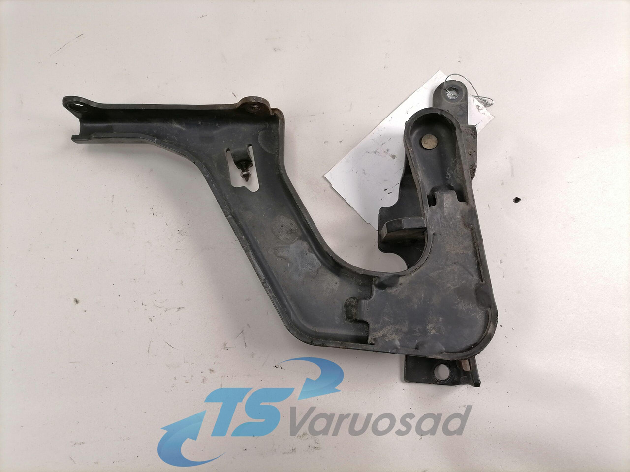 Volvo lower grille carrier hinge 84104142 - Calandre pour Camion: photos 2 Volvo lower grille carrier hinge 84104142 - Calandre pour Camion: photos 2