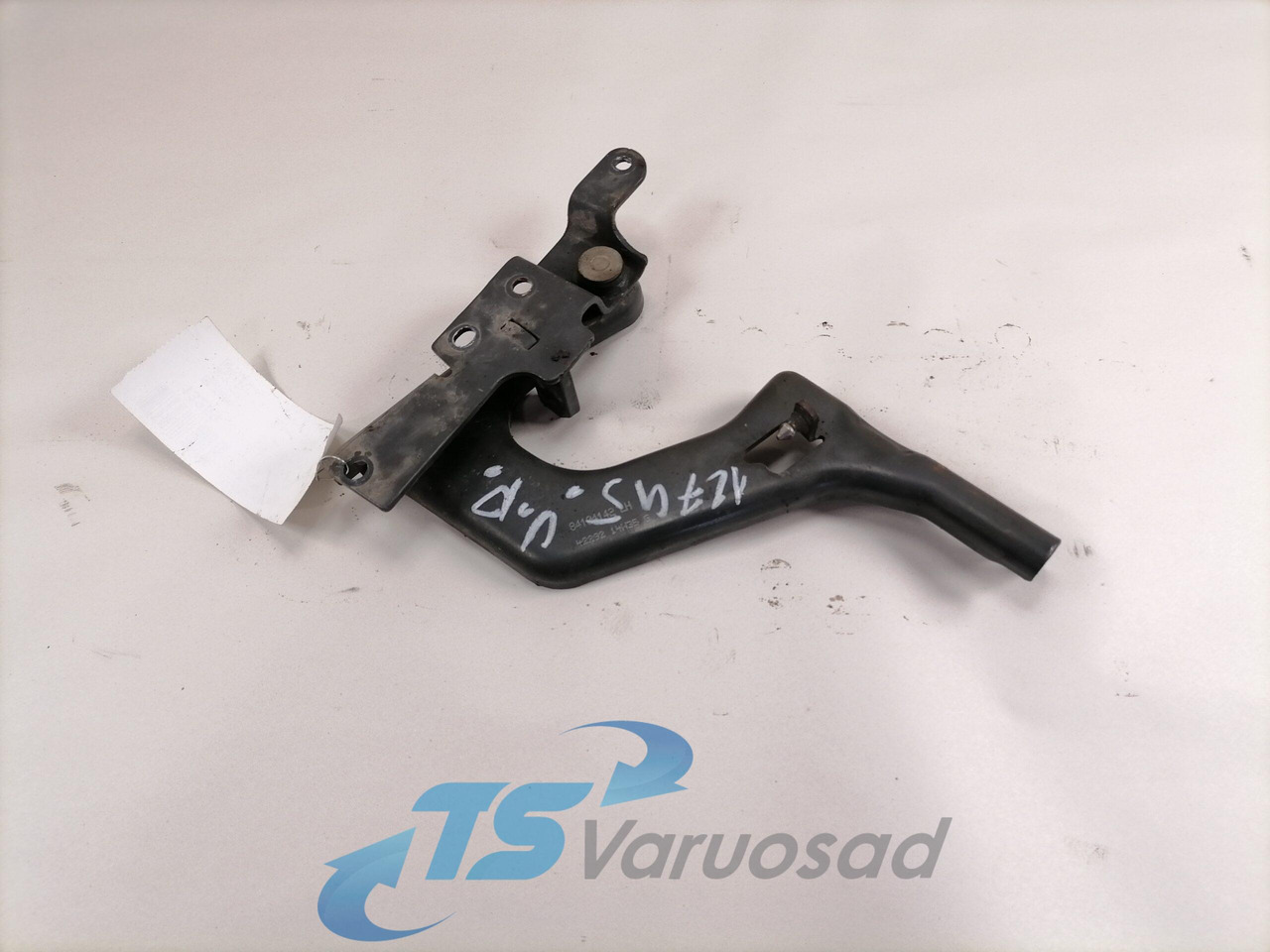 Volvo lower grille carrier hinge 84104142 - Calandre pour Camion: photos 1 Volvo lower grille carrier hinge 84104142 - Calandre pour Camion: photos 1