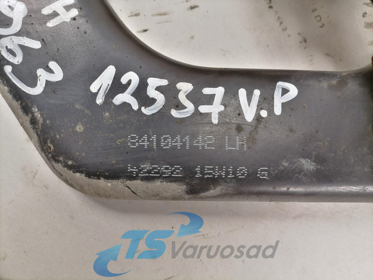 Volvo lower grille carrier hinge 84104142 - Calandre pour Camion: photos 3 Volvo lower grille carrier hinge 84104142 - Calandre pour Camion: photos 3