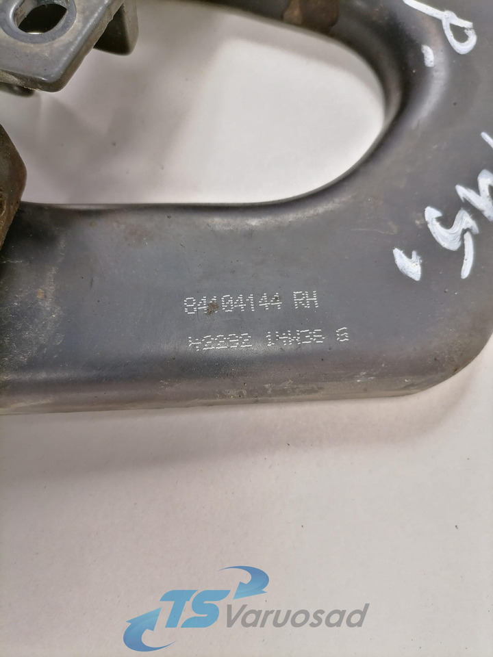 Volvo lower grille carrier hinge 84104144 - Calandre pour Camion: photos 2 Volvo lower grille carrier hinge 84104144 - Calandre pour Camion: photos 2