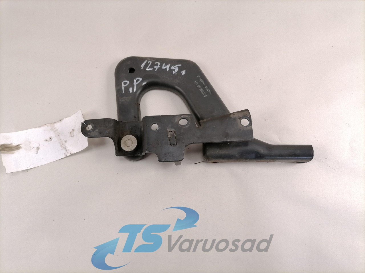 Volvo lower grille carrier hinge 84104144 - Calandre pour Camion: photos 1 Volvo lower grille carrier hinge 84104144 - Calandre pour Camion: photos 1