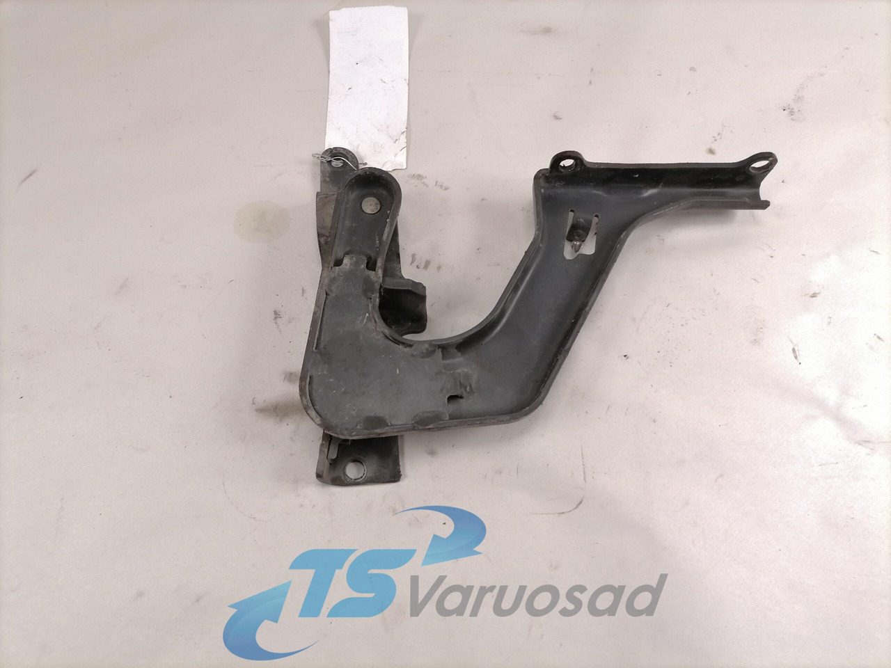 Volvo lower grille carrier hinge 84104144 - Calandre pour Camion: photos 2 Volvo lower grille carrier hinge 84104144 - Calandre pour Camion: photos 2