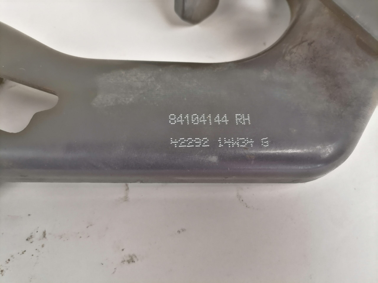 Volvo lower grille carrier hinge 84104144 - Calandre pour Camion: photos 3 Volvo lower grille carrier hinge 84104144 - Calandre pour Camion: photos 3