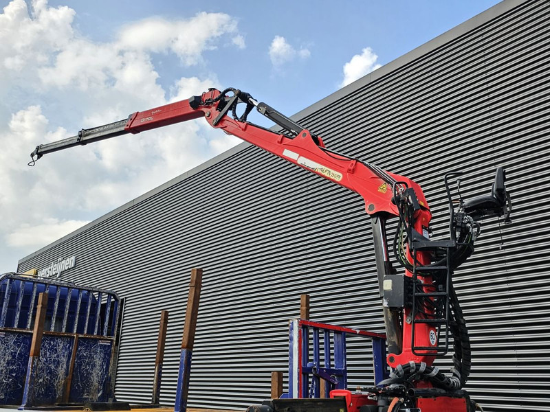 Scania G440 / RETARDER / 8x4 / PALFINGER-EPSILON CRANE - Camion plateau, Camion grue: photos 3 Scania G440 / RETARDER / 8x4 / PALFINGER-EPSILON CRANE - Camion plateau, Camion grue: photos 3