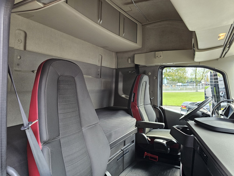 Photo d'intérieur 1: Camion porte-voitures Volvo FH500 / AUTOTRANSPORT / LOHR CONSTRUCTION / COMBI