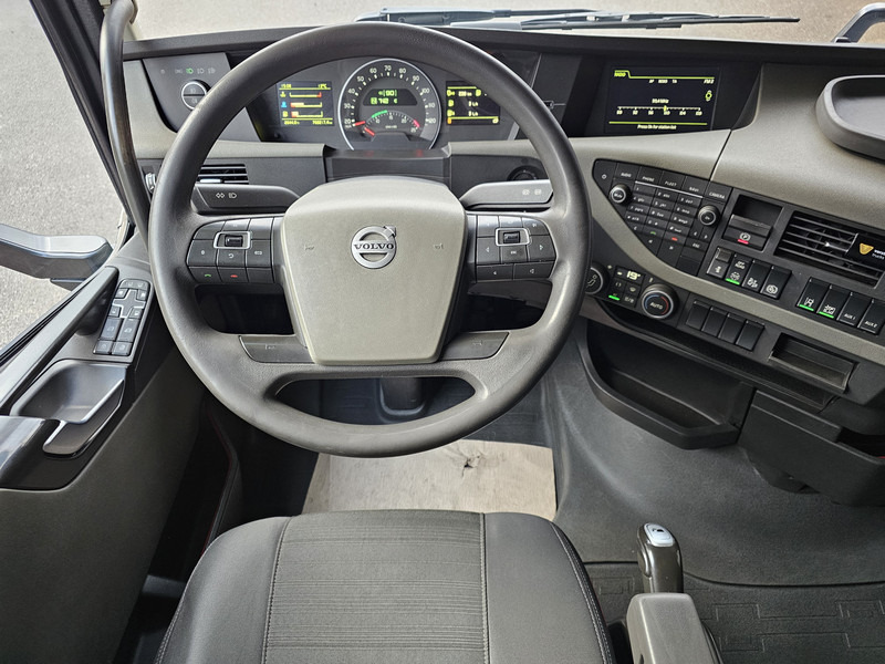 Photo d'intérieur 3: Camion porte-voitures Volvo FH500 / AUTOTRANSPORT / LOHR CONSTRUCTION / COMBI