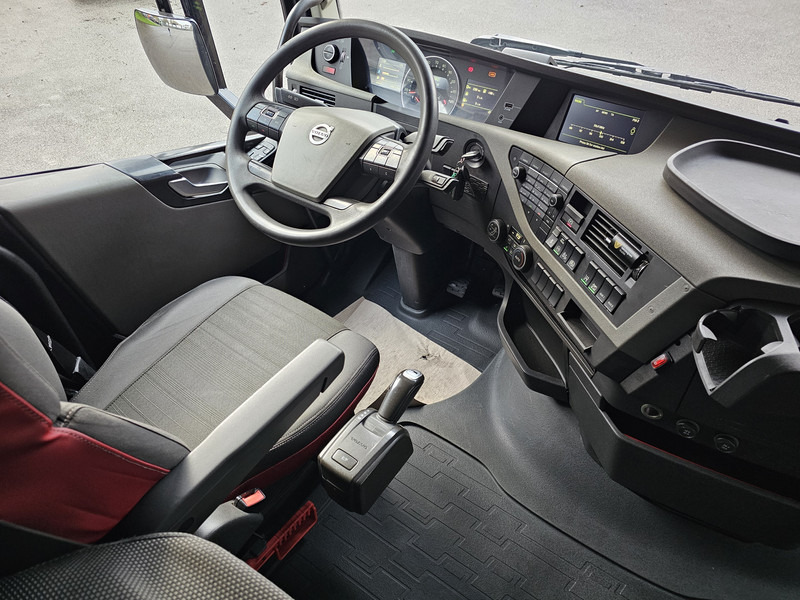 Photo d'intérieur 2: Camion porte-voitures Volvo FH500 / AUTOTRANSPORT / LOHR CONSTRUCTION / COMBI