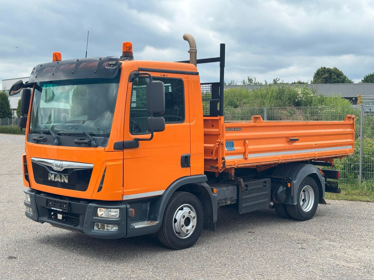 MAN 8.220 4x2 Meiller 3S. Kipper AHK Sperrdiff. TOP - Camion benne: photos 2 MAN 8.220 4x2 Meiller 3S. Kipper AHK Sperrdiff. TOP - Camion benne: photos 2