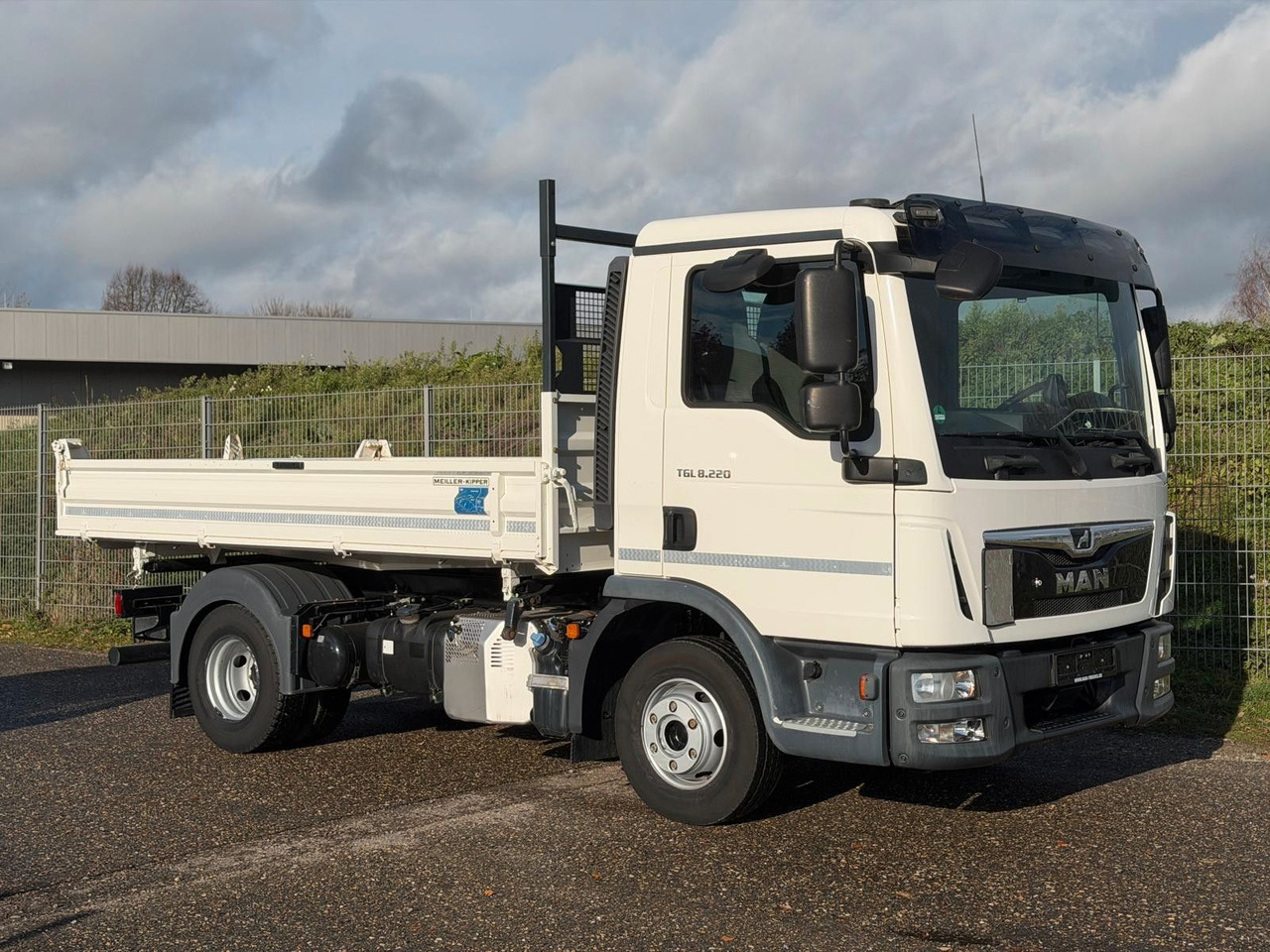 MAN 8.220 4x2 Meiller 3S. Kipper | TOP Zustand! - Utilitaire benne: photos 5 MAN 8.220 4x2 Meiller 3S. Kipper | TOP Zustand! - Utilitaire benne: photos 5