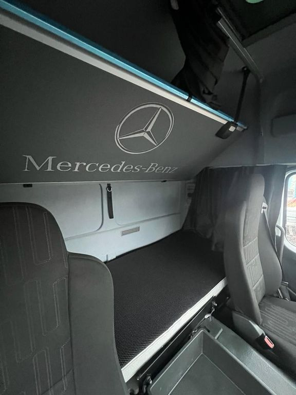 Mercedes-Benz 1324 4X2 Koffer Plane 6 to. Hebebühne - Camion à rideaux coulissants: photos 4 Mercedes-Benz 1324 4X2 Koffer Plane 6 to. Hebebühne - Camion à rideaux coulissants: photos 4