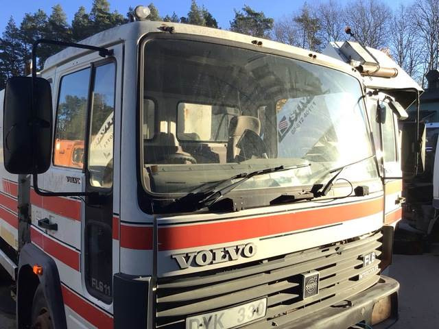 Balayeuse de voirie Volvo FL611: photos 13