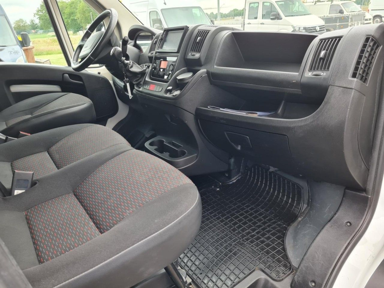 Peugeot Boxer 3,5t Pritsche Plane 2.2 HDi L4 435 - Utilitaire rideaux coulissants (PLSC): photos 4 Peugeot Boxer 3,5t Pritsche Plane 2.2 HDi L4 435 - Utilitaire rideaux coulissants (PLSC): photos 4