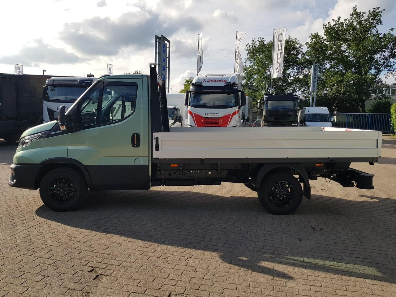 Iveco Daily 35S14HA8  Pritsche AHK 100 kW (136 PS),... - Utilitaire plateau: photos 2 Iveco Daily 35S14HA8  Pritsche AHK 100 kW (136 PS),... - Utilitaire plateau: photos 2