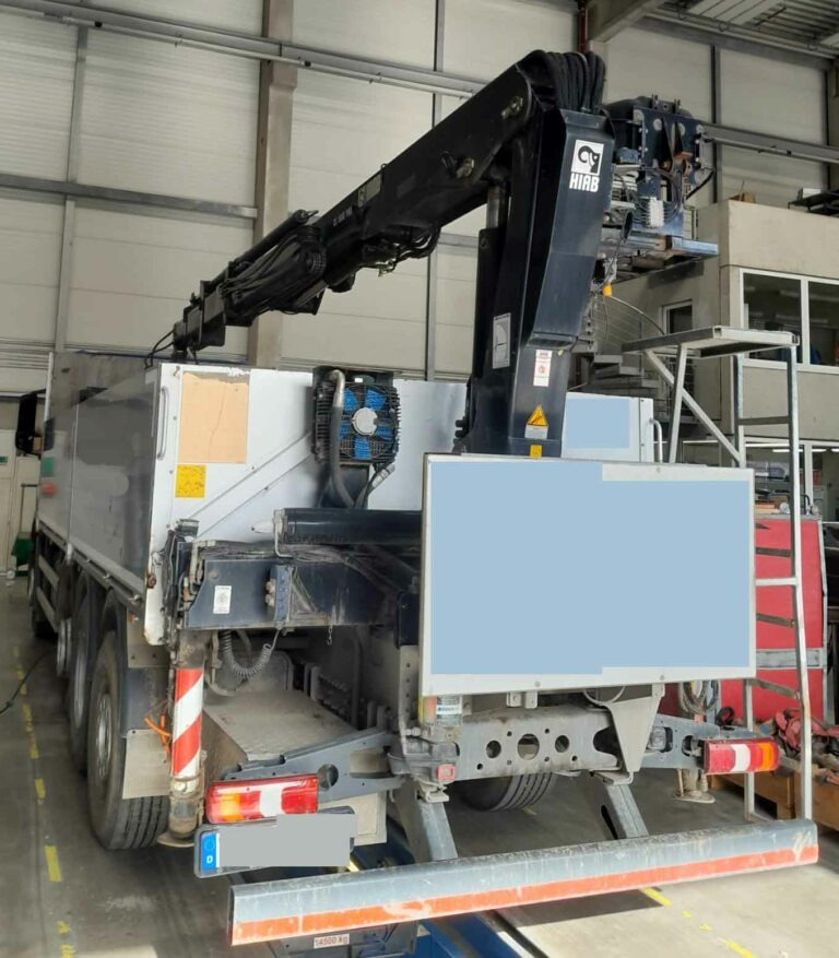 Mercedes Benz Antos 3243 – with crane / mit Kran - Camion plateau, Camion grue: photos 1 Mercedes Benz Antos 3243 – with crane / mit Kran - Camion plateau, Camion grue: photos 1
