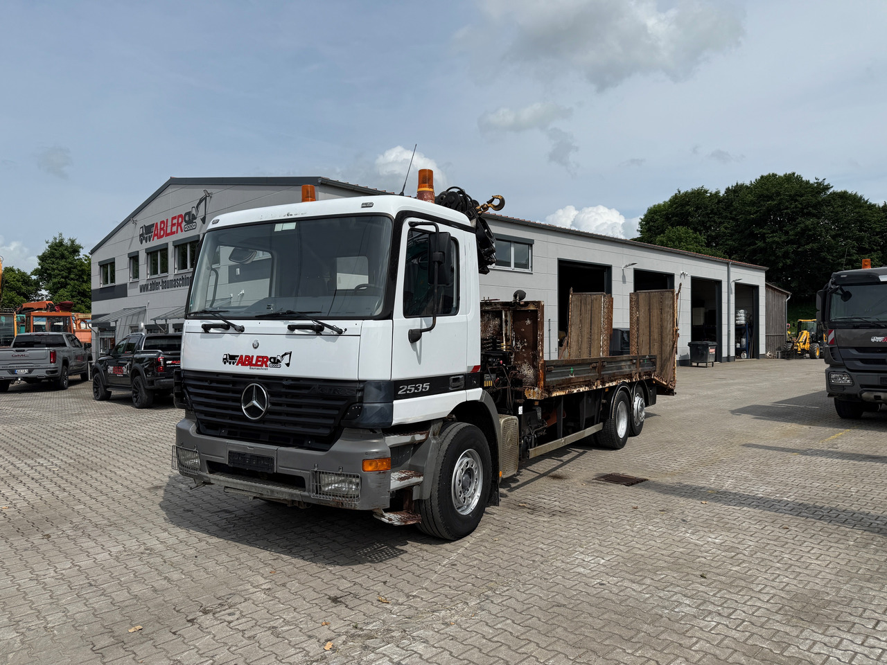 Mercedes-Benz 2535 Actros MP1 Baumaschinentransporter mit Kran und Rampen - Camion porte-voitures, Camion grue: photos 2 Mercedes-Benz 2535 Actros MP1 Baumaschinentransporter mit Kran und Rampen - Camion porte-voitures, Camion grue: photos 2