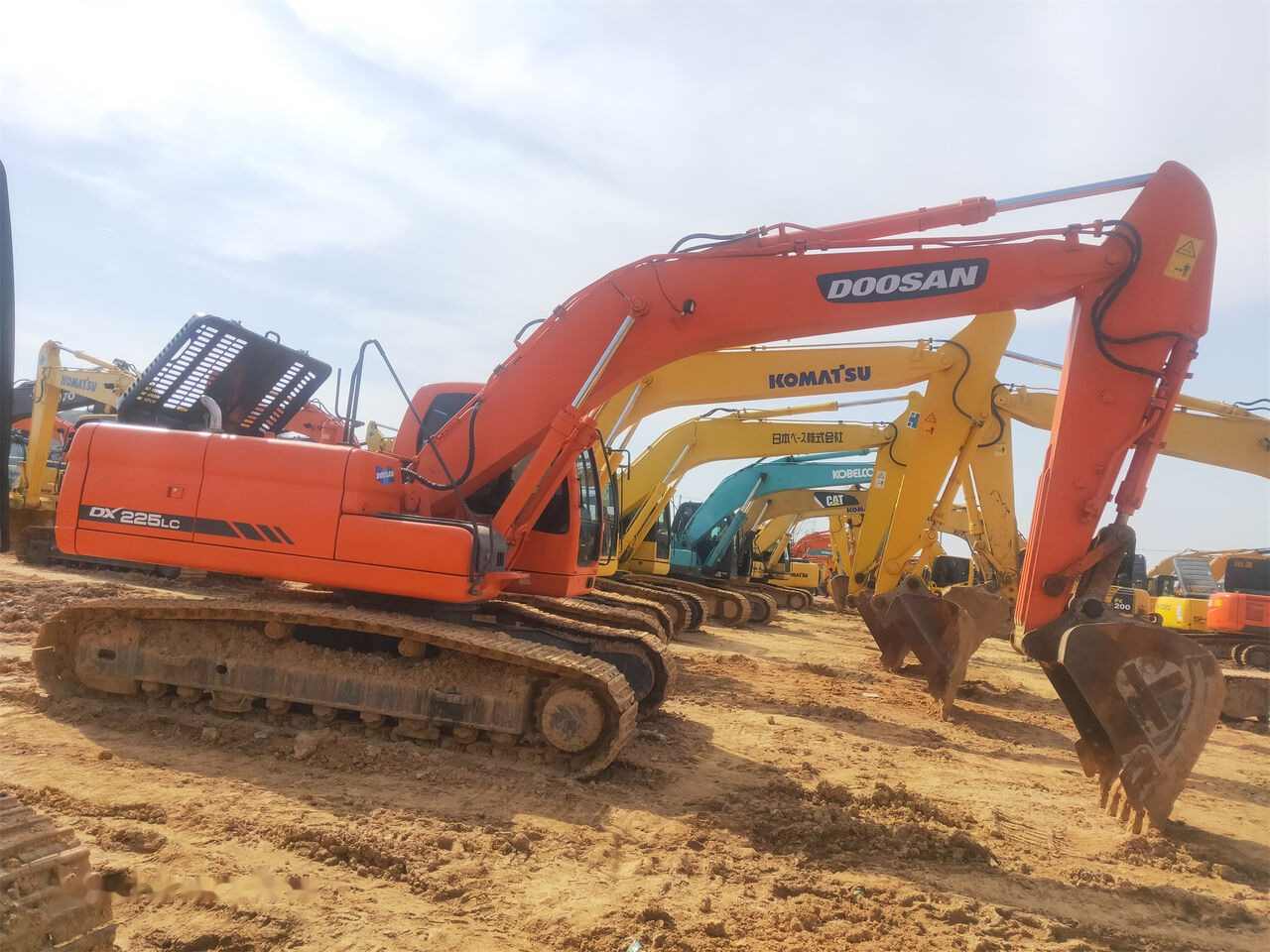 Doosan DX225LC - Pelle sur chenille: photos 4 Doosan DX225LC - Pelle sur chenille: photos 4