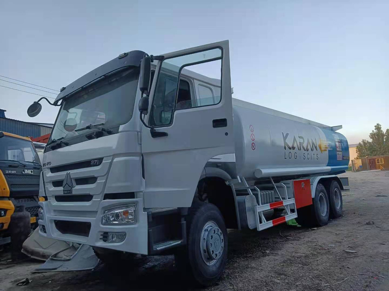 Sinotruk HOWO 24 cubic tank truck - Camion citerne: photos 1 Sinotruk HOWO 24 cubic tank truck - Camion citerne: photos 1