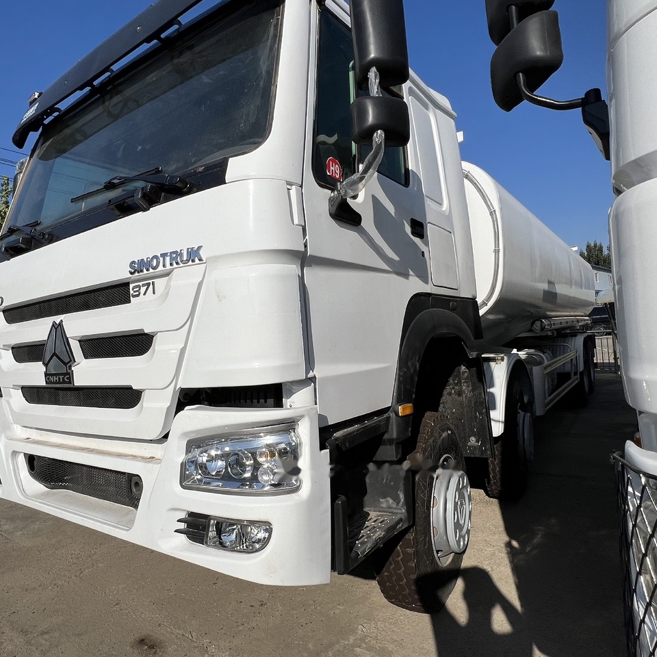 Sinotruk HOWO 371 8*4 Tank truck - Camion citerne: photos 4 Sinotruk HOWO 371 8*4 Tank truck - Camion citerne: photos 4